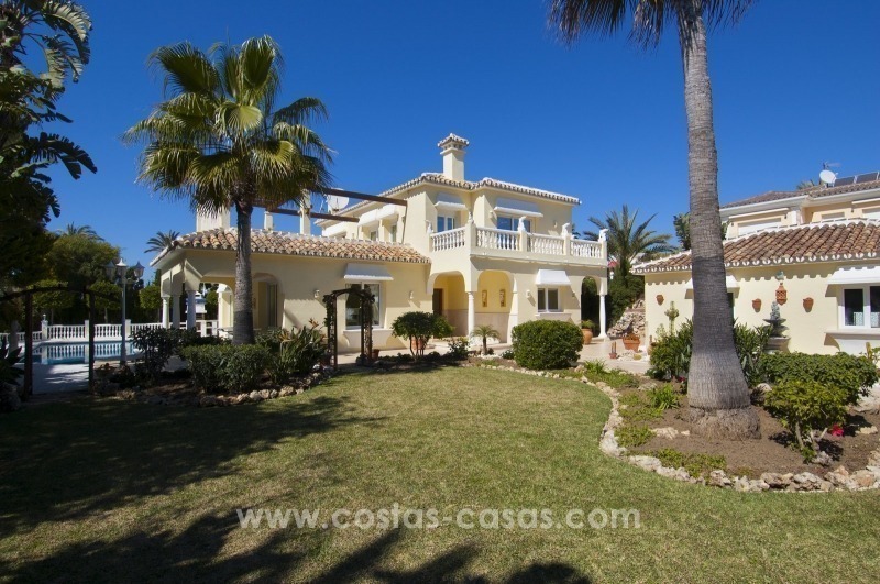 Impecable villa en venta de segunda línea de playa con vistas al mar en Marbella Este