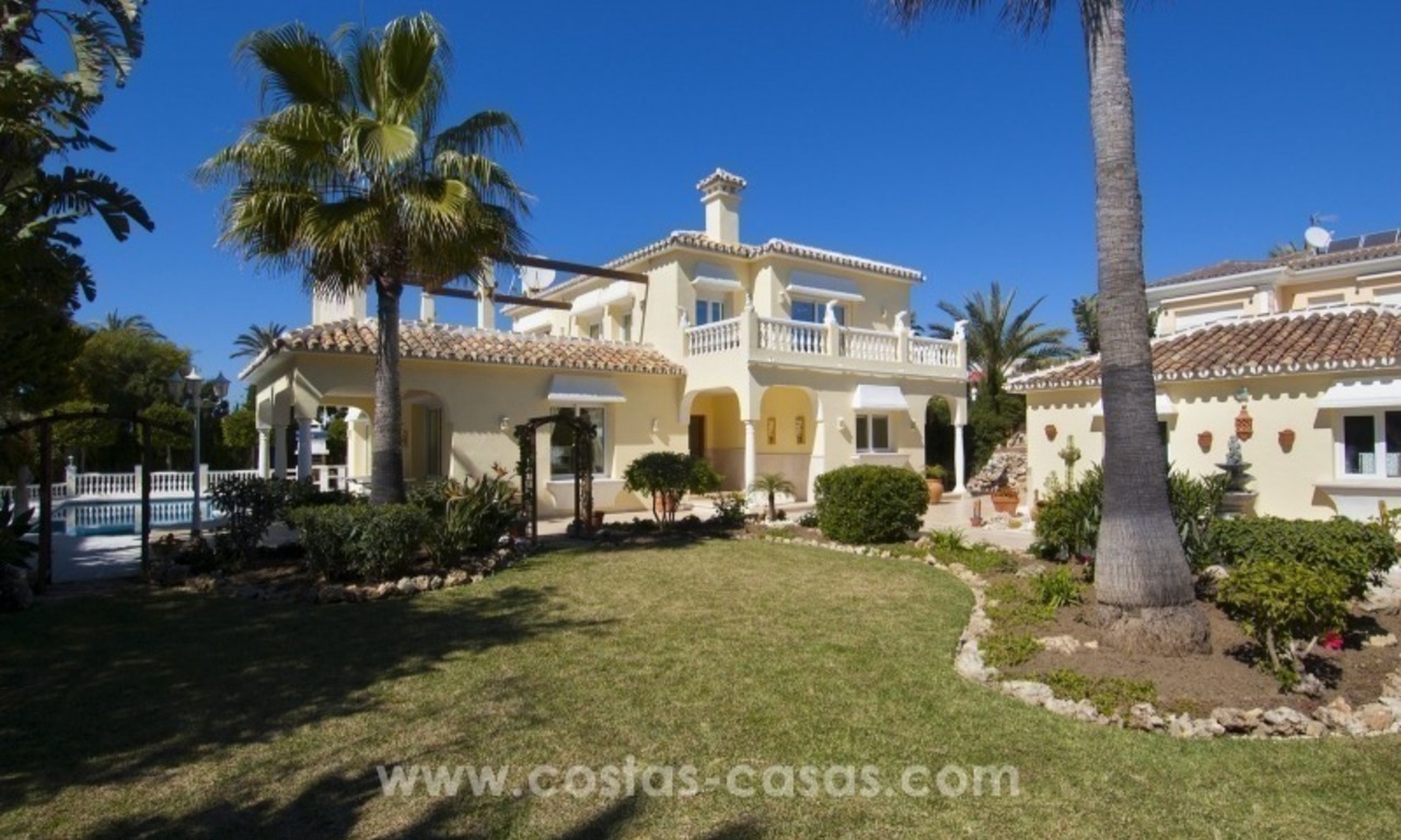 Impecable villa en venta de segunda línea de playa con vistas al mar en Marbella Este 0