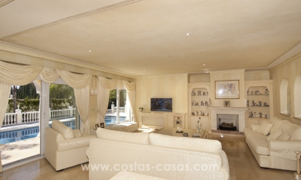 Impecable villa en venta de segunda línea de playa con vistas al mar en Marbella Este 13