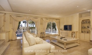 Impecable villa en venta de segunda línea de playa con vistas al mar en Marbella Este 12