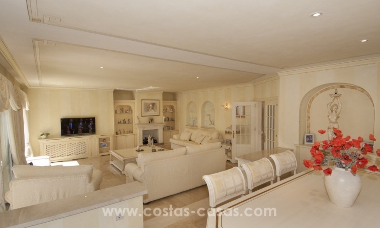 Impecable villa en venta de segunda línea de playa con vistas al mar en Marbella Este 16