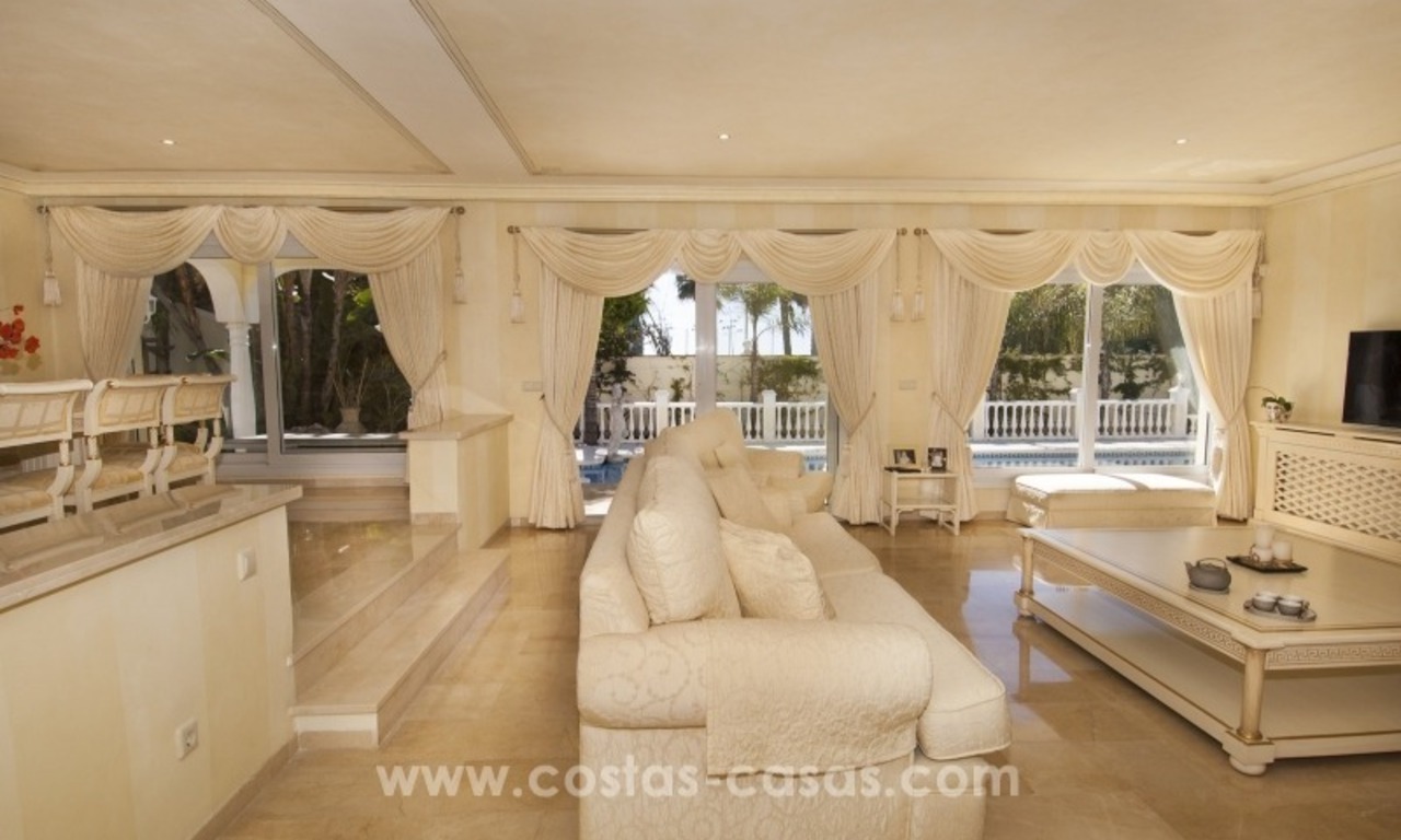 Impecable villa en venta de segunda línea de playa con vistas al mar en Marbella Este 14