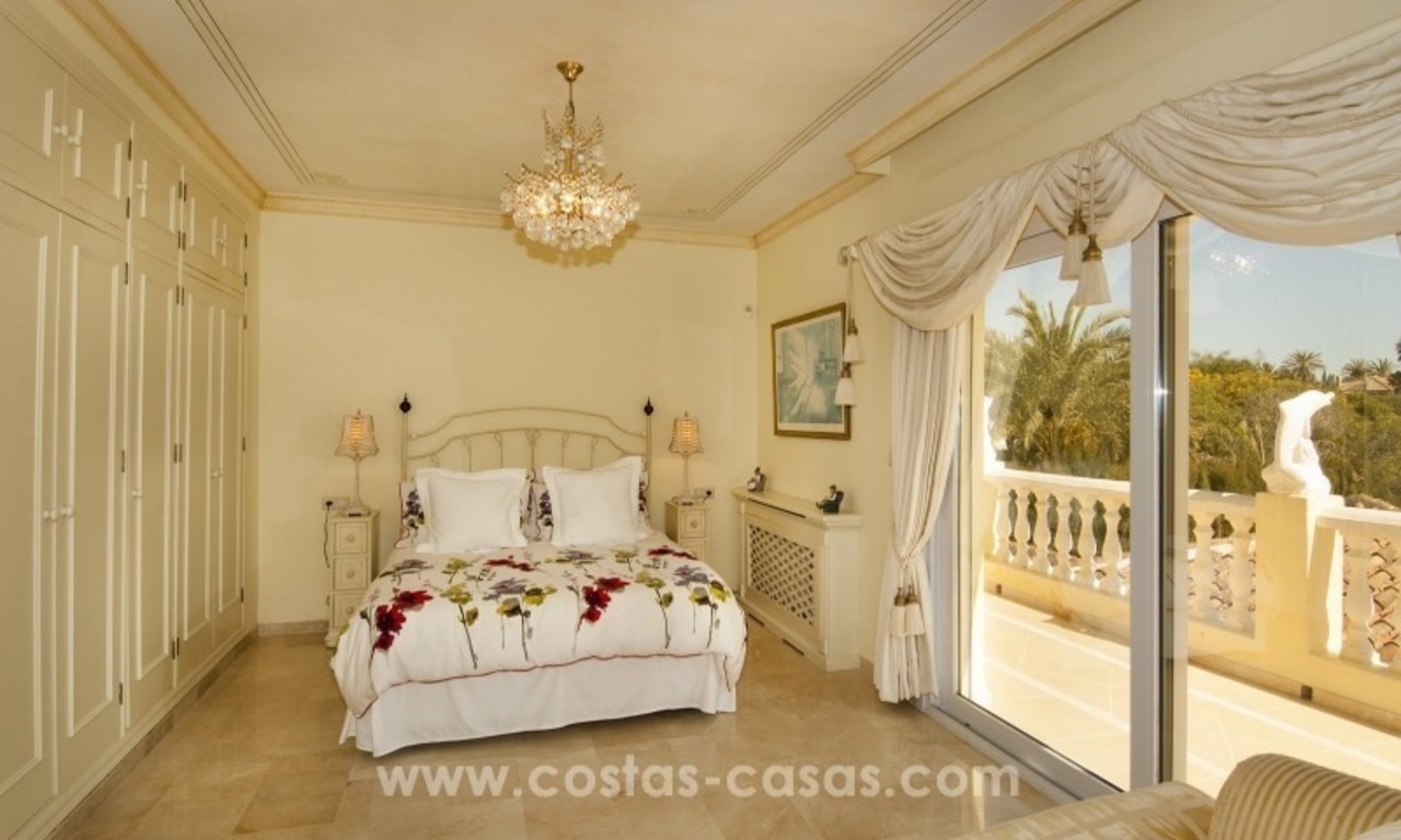 Impecable villa en venta de segunda línea de playa con vistas al mar en Marbella Este 25