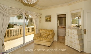 Impecable villa en venta de segunda línea de playa con vistas al mar en Marbella Este 26