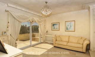Impecable villa en venta de segunda línea de playa con vistas al mar en Marbella Este 28
