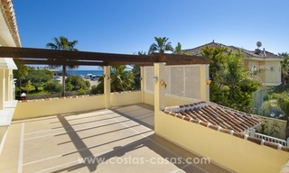 Impecable villa en venta de segunda línea de playa con vistas al mar en Marbella Este 31