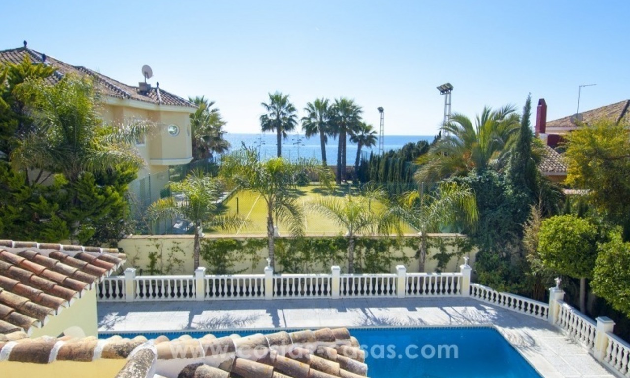 Impecable villa en venta de segunda línea de playa con vistas al mar en Marbella Este 32