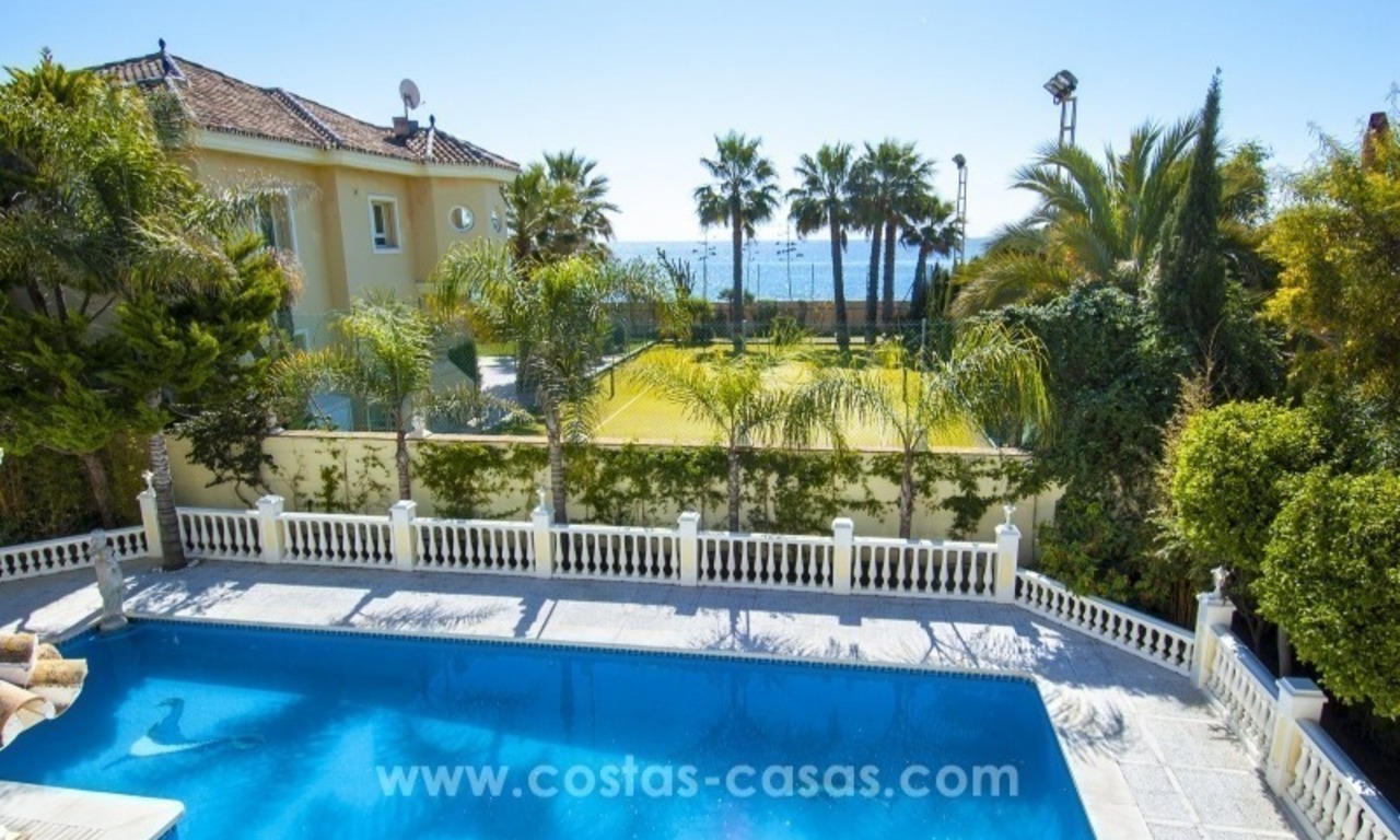 Impecable villa en venta de segunda línea de playa con vistas al mar en Marbella Este 33