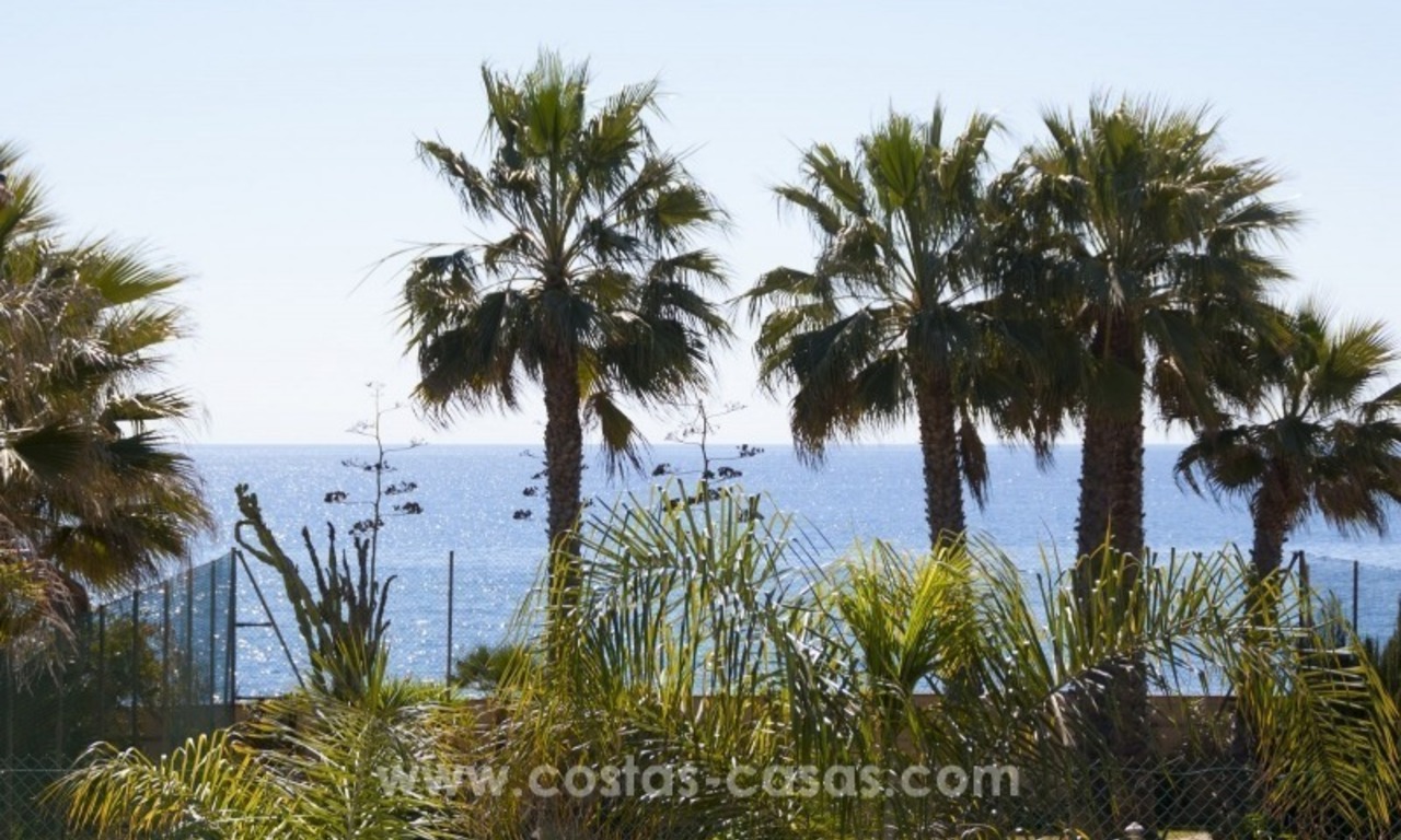 Impecable villa en venta de segunda línea de playa con vistas al mar en Marbella Este 34