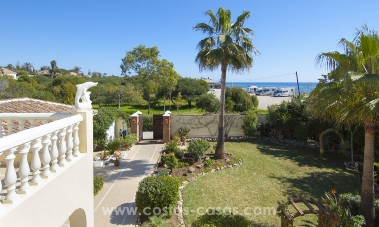 Impecable villa en venta de segunda línea de playa con vistas al mar en Marbella Este 35