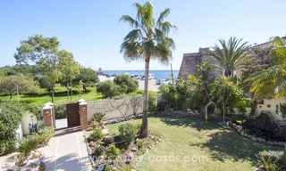 Impecable villa en venta de segunda línea de playa con vistas al mar en Marbella Este 36