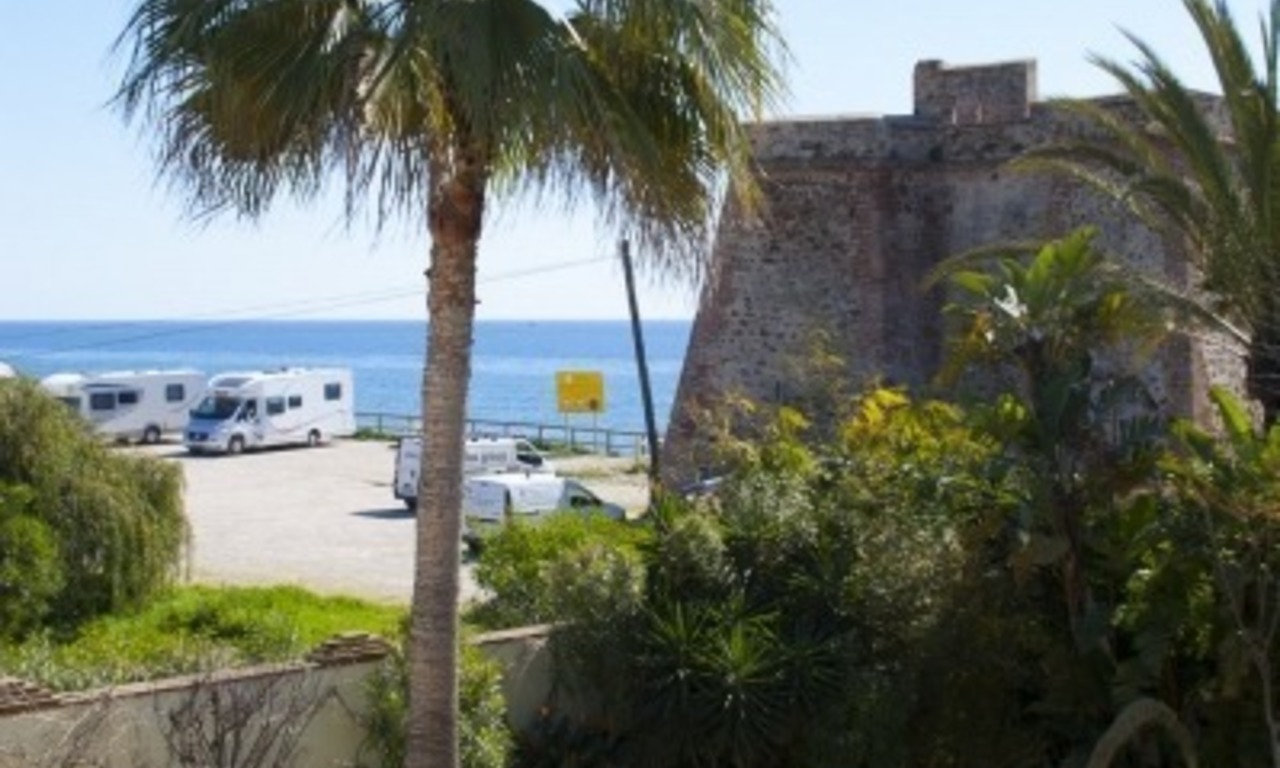 Impecable villa en venta de segunda línea de playa con vistas al mar en Marbella Este 37