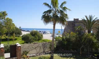 Impecable villa en venta de segunda línea de playa con vistas al mar en Marbella Este 38