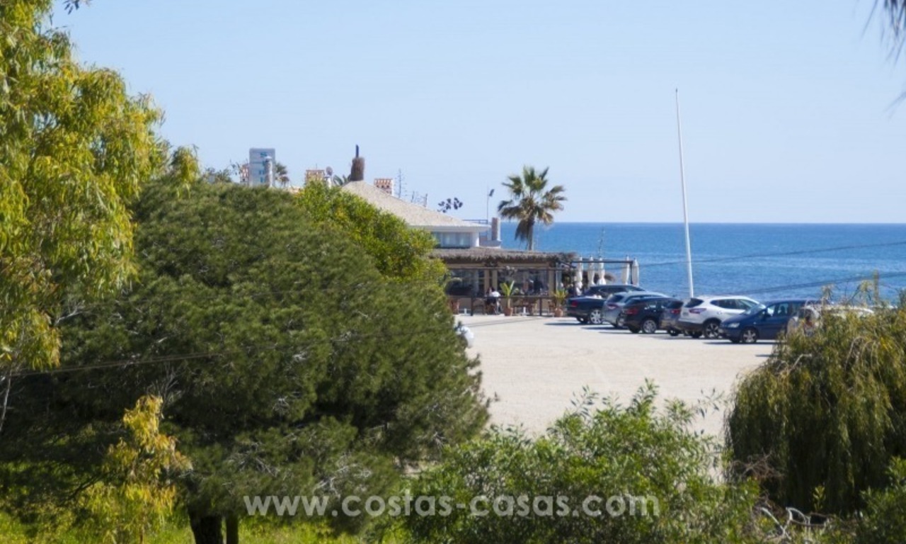 Impecable villa en venta de segunda línea de playa con vistas al mar en Marbella Este 39