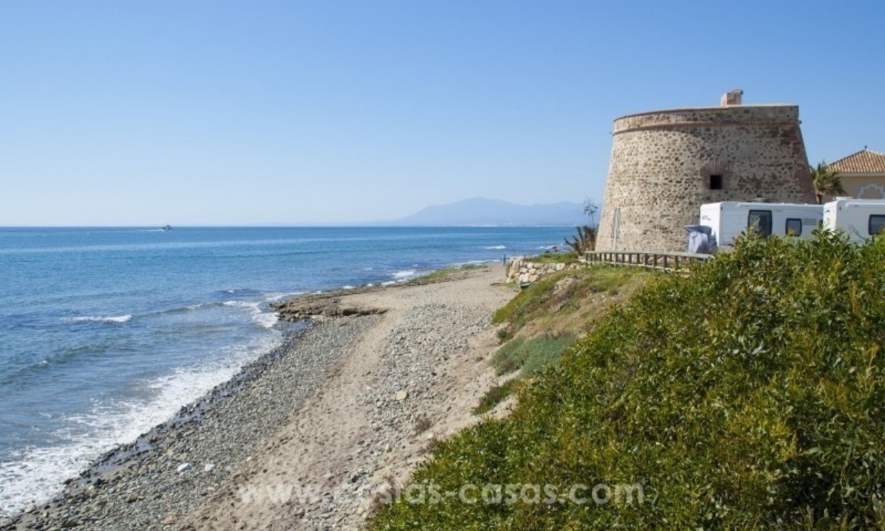 Impecable villa en venta de segunda línea de playa con vistas al mar en Marbella Este 43