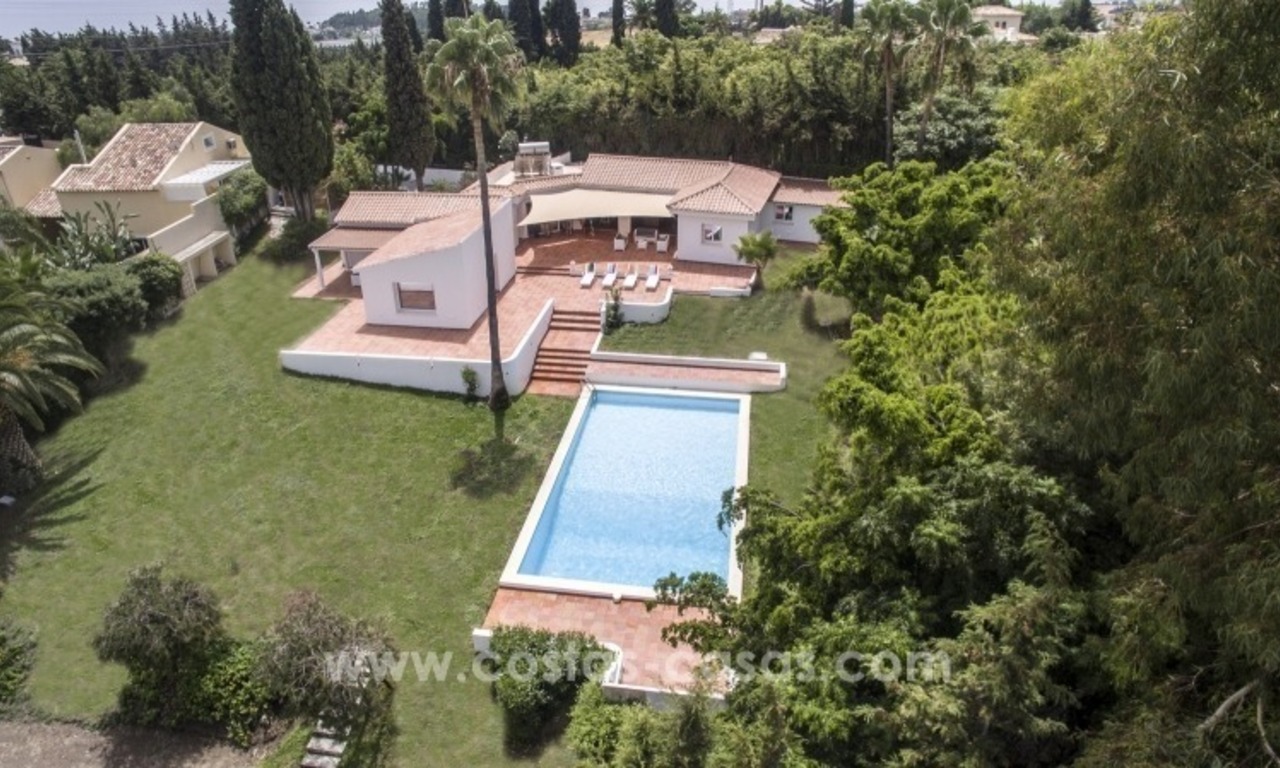 Villa muy privada renovada a la venta en la Nueva Milla de Oro, Marbella - Estepona 2