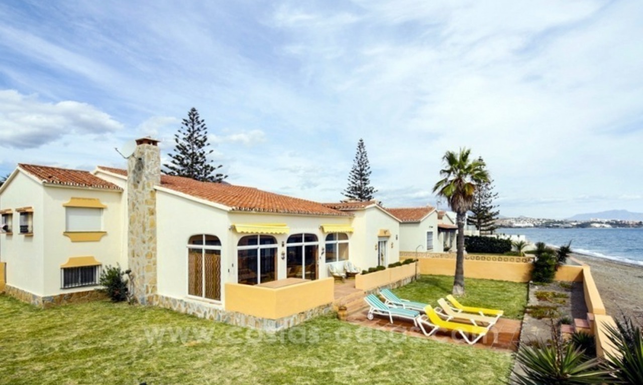Chollo! Villa en primera línea de playa en venta en Estepona, Costa del Sol 2