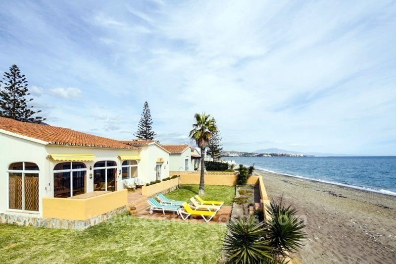 Chollo! Villa en primera línea de playa en venta en Estepona, Costa del Sol