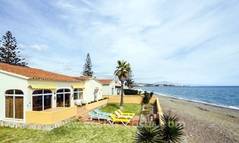 Chollo! Villa en primera línea de playa en venta en Estepona, Costa del Sol 