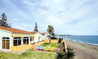 Chollo! Villa en primera línea de playa en venta en Estepona, Costa del Sol 0