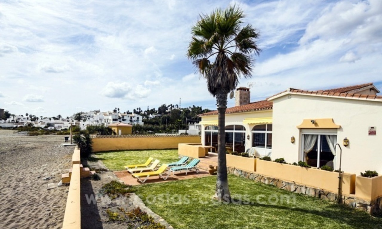 Chollo! Villa en primera línea de playa en venta en Estepona, Costa del Sol 5