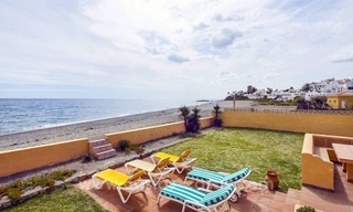 Chollo! Villa en primera línea de playa en venta en Estepona, Costa del Sol 1