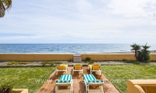 Chollo! Villa en primera línea de playa en venta en Estepona, Costa del Sol 3