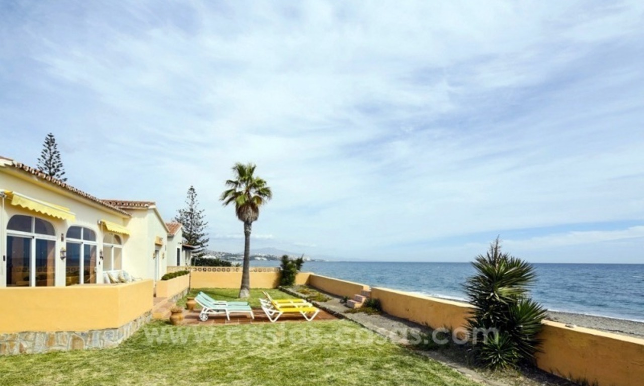 Chollo! Villa en primera línea de playa en venta en Estepona, Costa del Sol 4