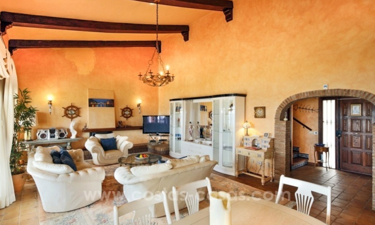 Chollo! Villa en primera línea de playa en venta en Estepona, Costa del Sol 6