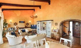 Chollo! Villa en primera línea de playa en venta en Estepona, Costa del Sol 6