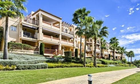 Amplio apartamento en primera línea de golf en venta en Estepona - Benahavis - Marbella 
