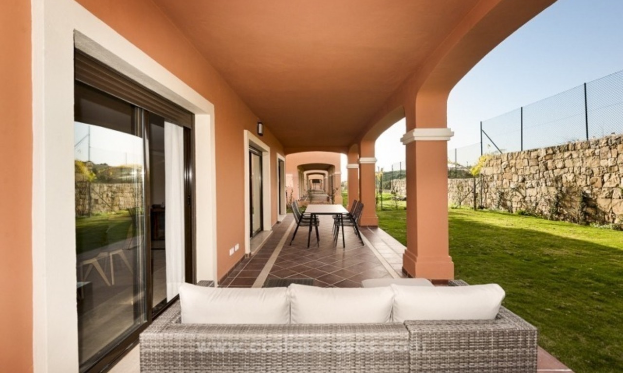 Villas adosadas y villas independientes en primera línea de golf en venta en Estepona 4