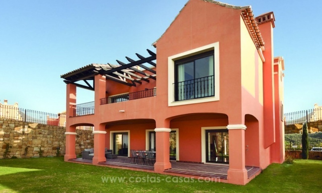 Villas adosadas y villas independientes en primera línea de golf en venta en Estepona 3