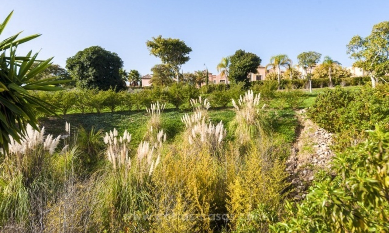 Villas adosadas y villas independientes en primera línea de golf en venta en Estepona 2