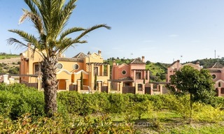 Villas adosadas y villas independientes en primera línea de golf en venta en Estepona 1