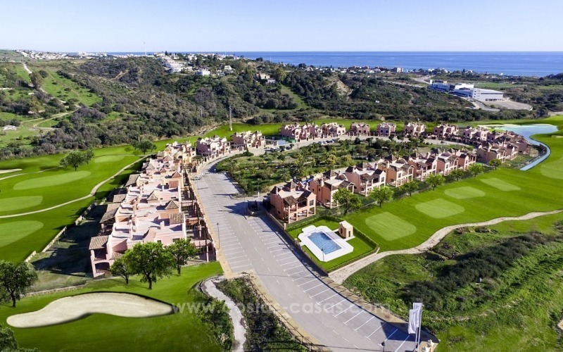 Villas adosadas y villas independientes en primera línea de golf en venta en Estepona
