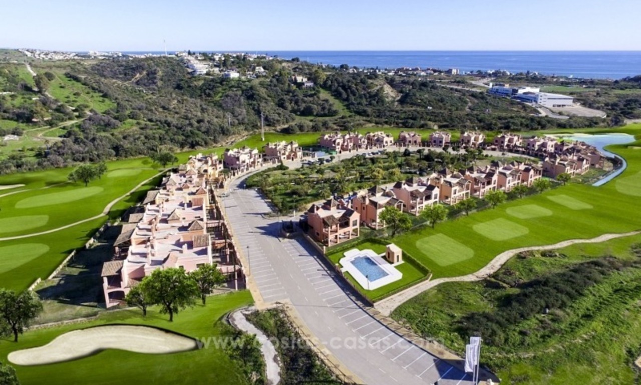 Villas adosadas y villas independientes en primera línea de golf en venta en Estepona 0