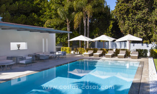 Villa de estilo moderno cerca de la playa en venta en Guadalmina Baja, Marbella. 27668 