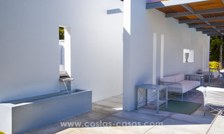 Villa de estilo moderno cerca de la playa en venta en Guadalmina Baja, Marbella. 27669 