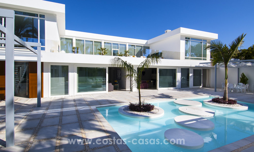 Villa de estilo moderno cerca de la playa en venta en Guadalmina Baja, Marbella. 27670