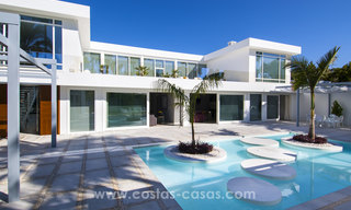 Villa de estilo moderno cerca de la playa en venta en Guadalmina Baja, Marbella. 27670 