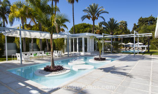 Villa de estilo moderno cerca de la playa en venta en Guadalmina Baja, Marbella. 27671 