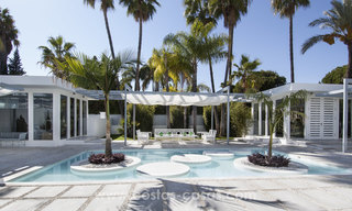 Villa de estilo moderno cerca de la playa en venta en Guadalmina Baja, Marbella. 27672 