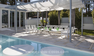 Villa de estilo moderno cerca de la playa en venta en Guadalmina Baja, Marbella. 27673 