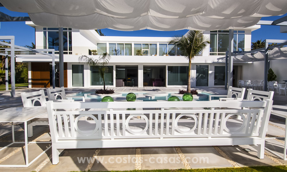 Villa de estilo moderno cerca de la playa en venta en Guadalmina Baja, Marbella. 27674