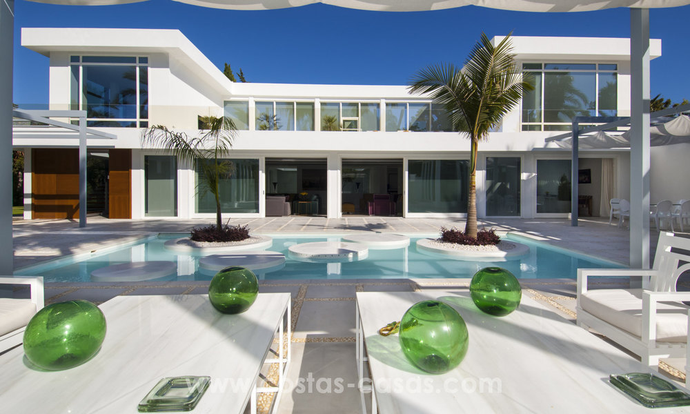 Villa de estilo moderno cerca de la playa en venta en Guadalmina Baja, Marbella. 27675