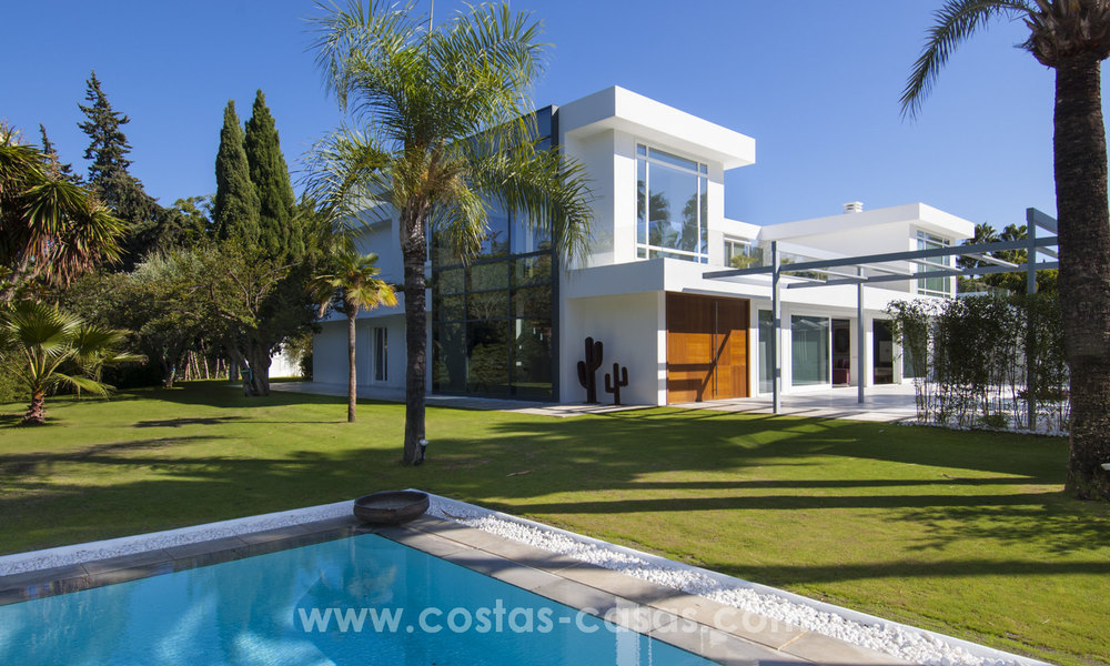 Villa de estilo moderno cerca de la playa en venta en Guadalmina Baja, Marbella. 27676