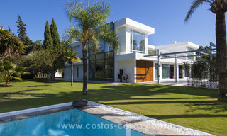 Villa de estilo moderno cerca de la playa en venta en Guadalmina Baja, Marbella. 27676 