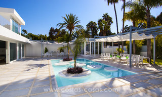 Villa de estilo moderno cerca de la playa en venta en Guadalmina Baja, Marbella. 27678 