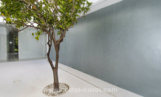 Villa de estilo moderno cerca de la playa en venta en Guadalmina Baja, Marbella. 27686 